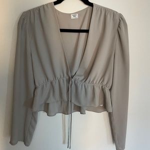 Aritzia Sunday best CROPPED TIE FRONT BLOUSE